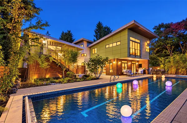 435 16th Lane , Kirkland, WA 98033-4905